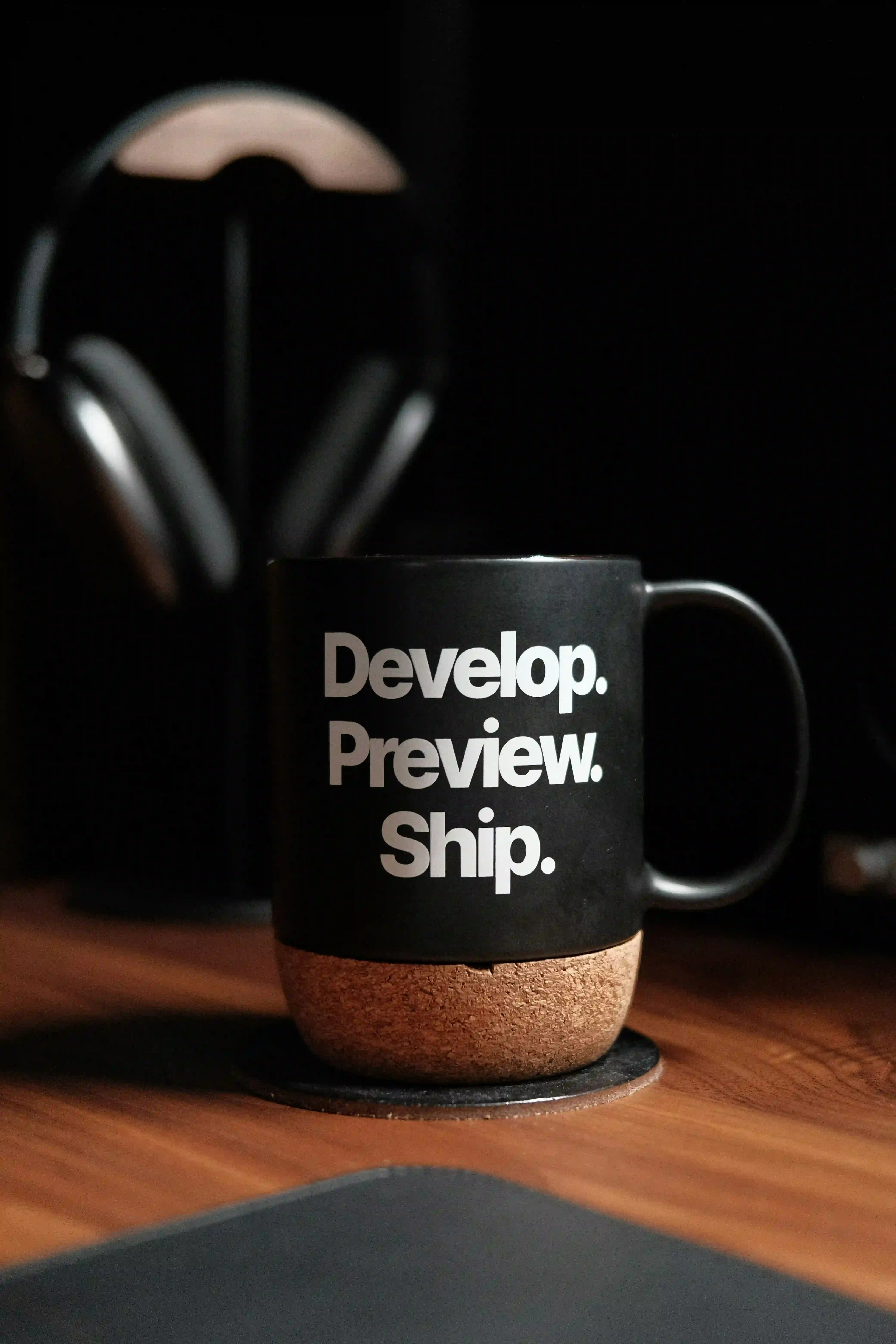 El equipo de MIC Labs trabajando en un ambiente tecnológico moderno